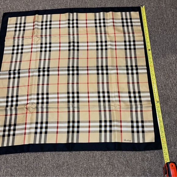 Burberry 💯 silk like new - Picture 3 of 7